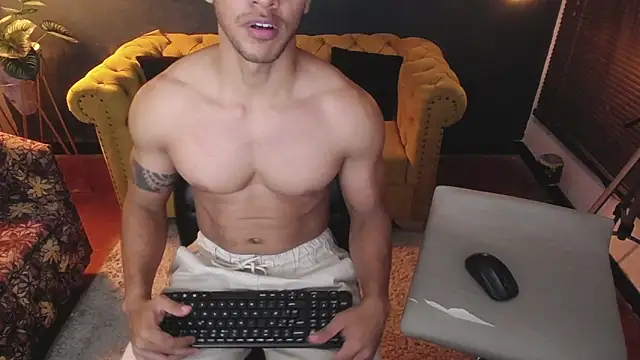 Snapshot of tayler_luke chatting on 11/27/25, 01:29 tayler luke online show from 11/27/25, 01:29