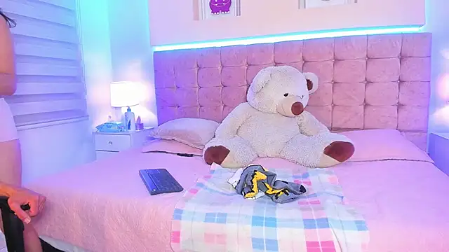 Katy Gomez  online show from 11/30/25, 12:20