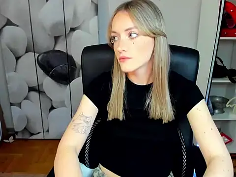 Snapshot of EvelynBlond chatting on 11/27/25, 01:35 EvelynBlond online show from 11/27/25, 01:35