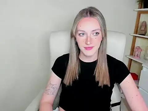 Snapshot of EvelynBlond chatting on 11/28/25, 01:36 EvelynBlond online show from 11/28/25, 01:36