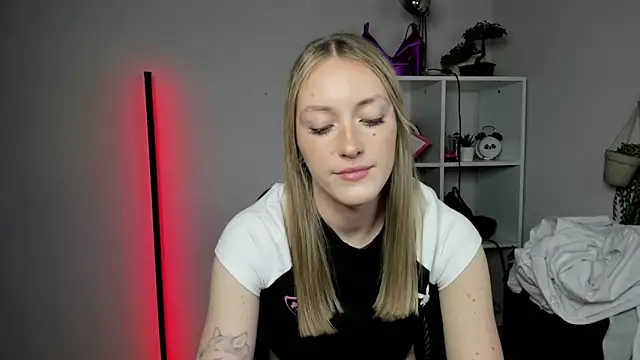 EvelynBlond online show from 03/11/26, 06:36