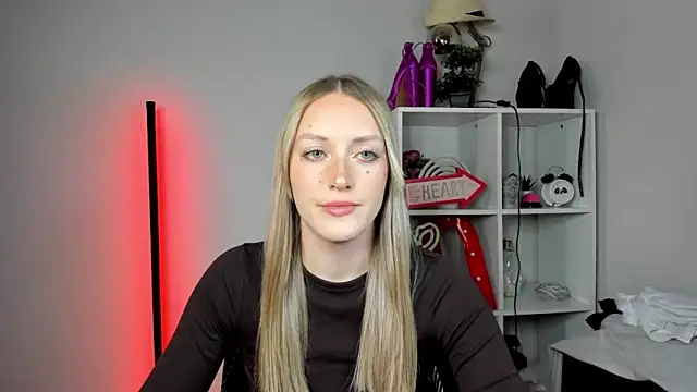 EvelynBlond online show from 05/18/26, 12:55