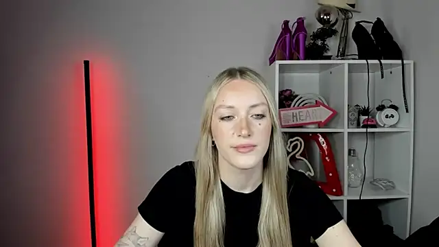 Snapshot of EvelynBlond chatting on 06/10/26, 12:37 EvelynBlond online show from 06/10/26, 12:37