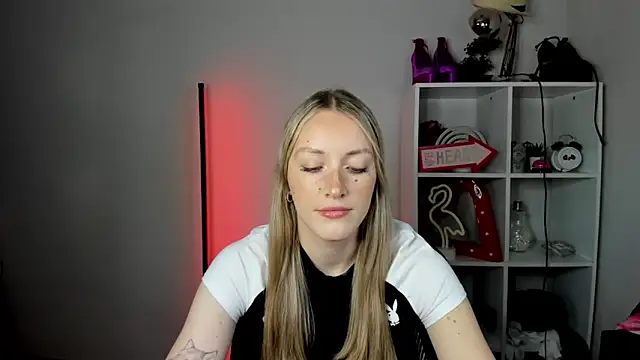 Snapshot of EvelynBlond chatting on 06/18/26, 12:31 EvelynBlond online show from 06/18/26, 12:31