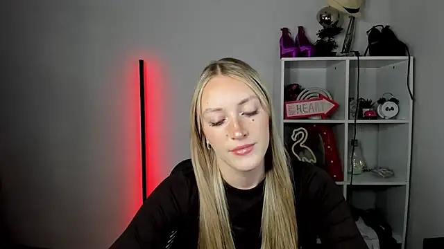 Snapshot of EvelynBlond chatting on 06/24/26, 12:37 EvelynBlond online show from 06/24/26, 12:37