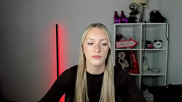 Snapshot of EvelynBlond chatting on 06/26/26, 12:42 EvelynBlond online show from 06/26/26, 12:42