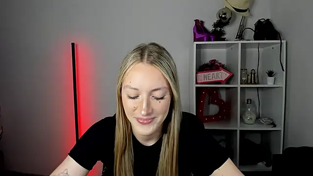 Snapshot of EvelynBlond chatting on 07/01/26, 12:40 EvelynBlond online show from 07/01/26, 12:40