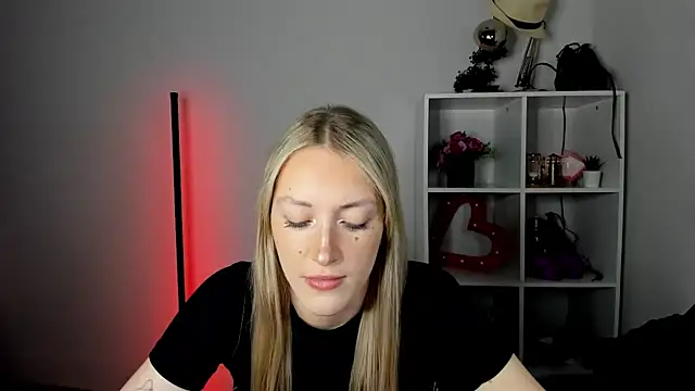 Snapshot of EvelynBlond chatting on 07/03/26, 12:44 EvelynBlond online show from 07/03/26, 12:44