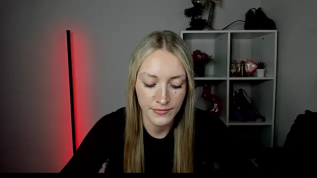Snapshot of EvelynBlond chatting on 07/06/26, 03:03 EvelynBlond online show from 07/06/26, 03:03