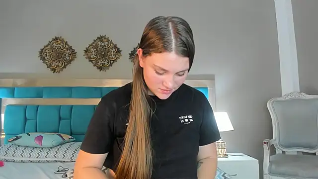 Snapshot of LiiaVelvet chatting on 12/17/25, 02:06 LiiaVelvet online show from 12/17/25, 02:06