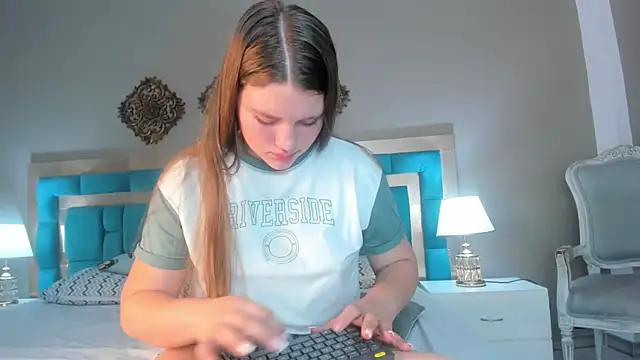 Snapshot of LiiaVelvet chatting on 12/18/25, 04:35 LiiaVelvet online show from 12/18/25, 04:35