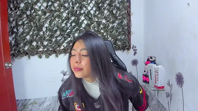 Snapshot of NaommiCampbell chatting on 11/21/25, 09:57 NaommiCampbell online show from 11/21/25, 09:57