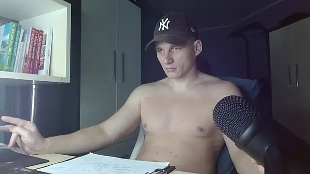 Snapshot of Poliglotjoe1 chatting on 11/28/25, 04:26 Poliglotjoe1 online show from 11/28/25, 04:26