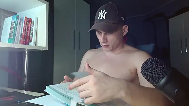 Snapshot of Poliglotjoe1 chatting on 11/28/25, 06:54 Poliglotjoe1 online show from 11/28/25, 06:54