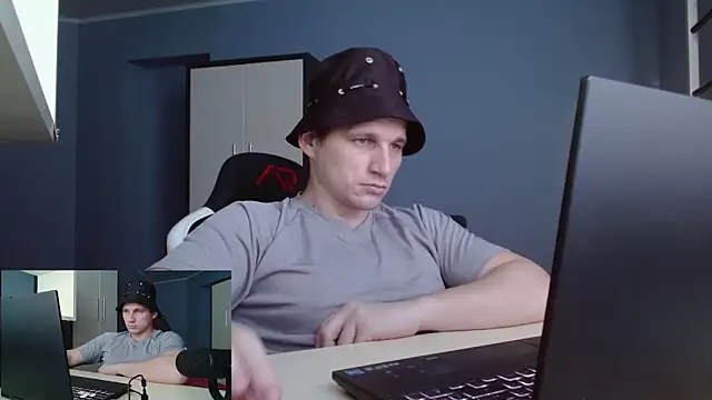 Snapshot of Poliglotjoe1 chatting on 02/10/26, 02:21 Poliglotjoe1 online show from 02/10/26, 02:21