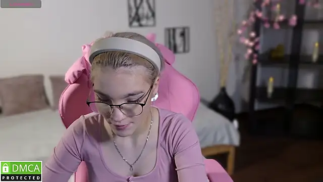 Snapshot of Megan_Lora chatting on 11/25/25, 07:30 Megan Lora online show from 11/25/25, 07:30