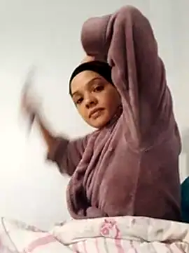 Snapshot of Cadence28 chatting on 11/24/25, 04:34 Cadence28 online show from 11/24/25, 04:34