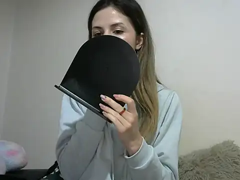 Snapshot of Erii18 chatting on 11/22/25, 02:16 Erii18 online show from 11/22/25, 02:16