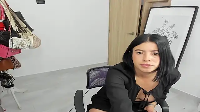 Snapshot of BlueMC01 chatting on 12/18/25, 04:57 BlueMC01 online show from 12/18/25, 04:57