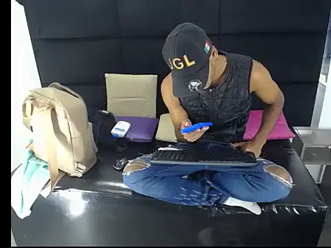 Snapshot of Straight_latinX chatting on 11/29/25, 03:20 Straight latinX online show from 11/29/25, 03:20