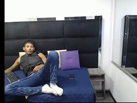 Snapshot of Straight_latinX chatting on 11/30/25, 04:16 Straight latinX online show from 11/30/25, 04:16