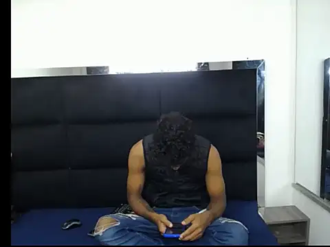 Snapshot of Straight_latinX chatting on 12/02/25, 03:45 Straight latinX online show from 12/02/25, 03:45