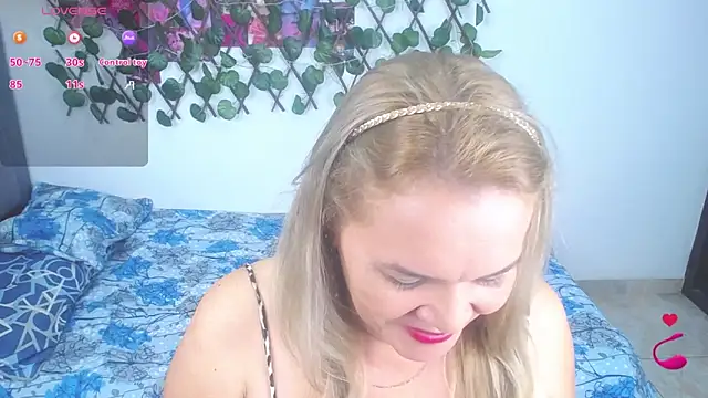 Snapshot of Sara_star1 chatting on 11/25/25, 01:33 Sara star1 online show from 11/25/25, 01:33