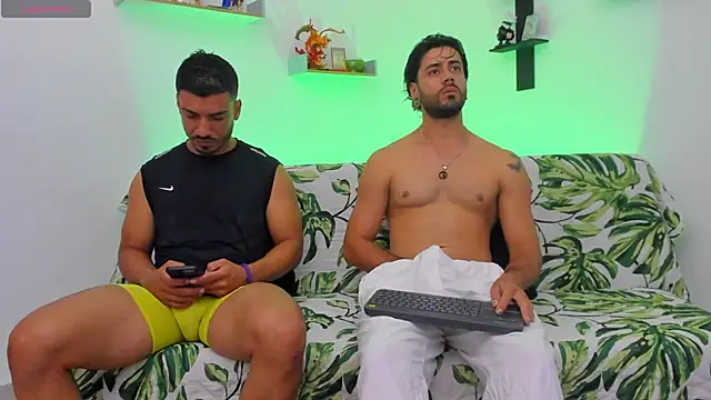 heteros curious online show from 05/26/26, 03:57