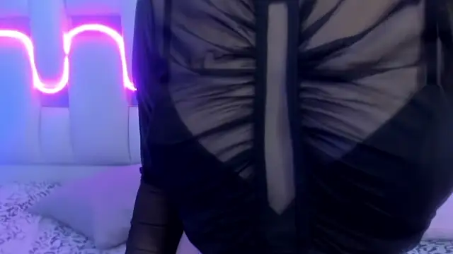 mask red girl online show from 02/03/26, 12:54