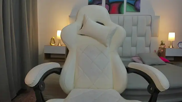 mask red girl online show from 04/16/26, 01:23