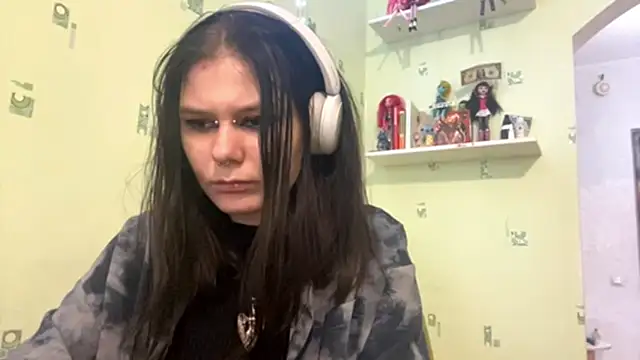 Snapshot of TraceeSchutt chatting on 12/04/25, 12:14 TraceeSchutt online show from 12/04/25, 12:14