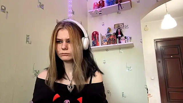 Snapshot of TraceeSchutt chatting on 12/22/25, 01:08 TraceeSchutt online show from 12/22/25, 01:08