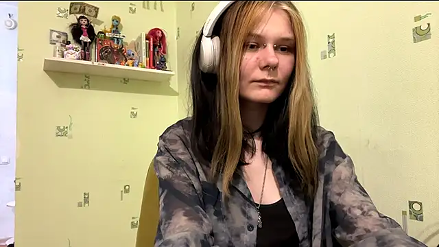 Snapshot of TraceeSchutt chatting on 01/10/26, 07:48 TraceeSchutt online show from 01/10/26, 07:48