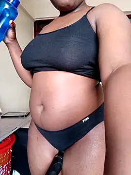 QuuenLeesa online show from 11/24/25, 12:27