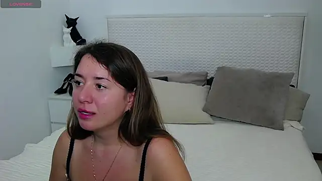 Snapshot of Leona_Rae chatting on 11/28/25, 02:09 Leona Rae online show from 11/28/25, 02:09