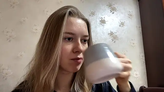 MichikoWienandt online show from 11/28/25, 05:32