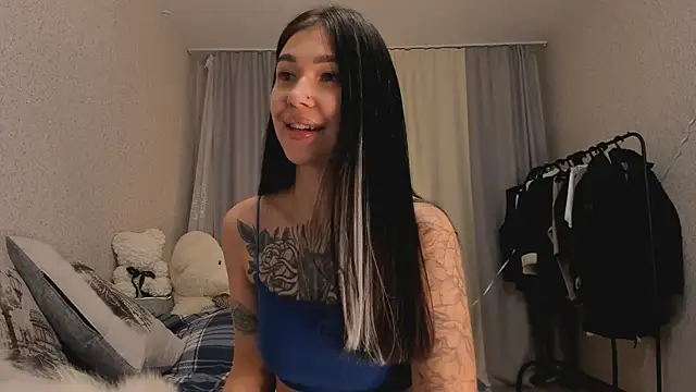 Snapshot of SakuraVibe chatting on 11/28/25, 03:47 SakuraVibe online show from 11/28/25, 03:47