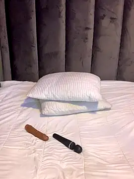 cuddlegiantbear online show from 11/26/25, 04:13