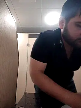 Snapshot of Koma001 chatting on 11/28/25, 05:43 Koma001 online show from 11/28/25, 05:43