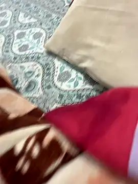 Snapshot of Alive045 chatting on 11/28/25, 04:42 Alive045 online show from 11/28/25, 04:42