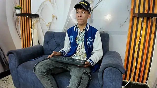 Snapshot of Alex_LatinBoy18 chatting on 11/23/25, 09:36 Alex LatinBoy18 online show from 11/23/25, 09:36