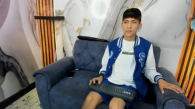 Snapshot of Alex_LatinBoy18 chatting on 11/25/25, 08:31 Alex LatinBoy18 online show from 11/25/25, 08:31