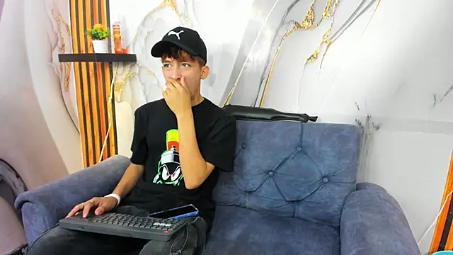 Snapshot of Alex_LatinBoy18 chatting on 11/28/25, 08:11 Alex LatinBoy18 online show from 11/28/25, 08:11