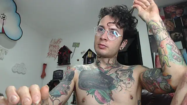 Snapshot of CryBoy13 chatting on 11/24/25, 06:46 CryBoy13 online show from 11/24/25, 06:46