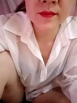 Snapshot of Lily-ross22 chatting on 04/19/26, 04:39 Lily-ross22 online show from 04/19/26, 04:39