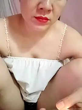 Snapshot of Lily-ross22 chatting on 05/24/26, 04:12 Lily-ross22 online show from 05/24/26, 04:12