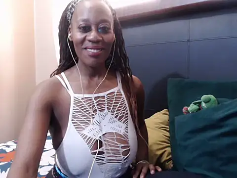 Snapshot of sweetcandyx24 chatting on 01/17/26, 12:32 sweetcandyx24 online show from 01/17/26, 12:32