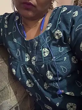 Snapshot of Tamil_Smiley_Queen chatting on 01/15/26, 05:05 Tamil Smiley Queen online show from 01/15/26, 05:05