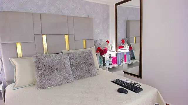 IsisBrown  online show from 04/14/26, 07:42