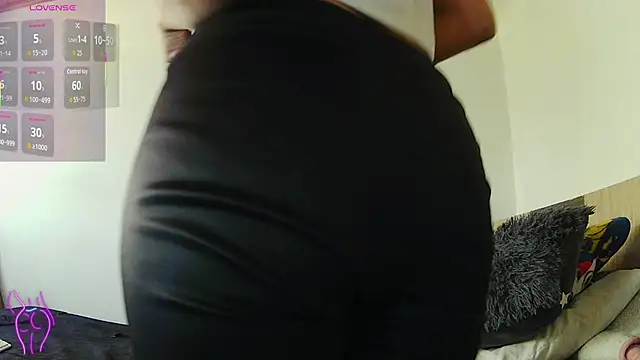 Snapshot of sophie_petit11 chatting on 11/27/25, 03:03 sophie petit11 online show from 11/27/25, 03:03